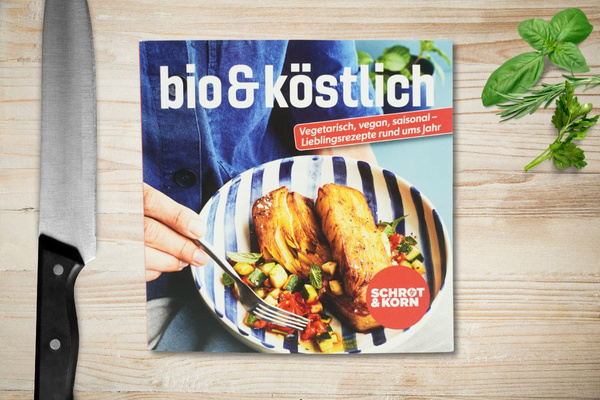 KI generiert: Das Bild zeigt mehrere junge Keimlinge, die in Erde gepflanzt sind. Der Hauptinhalt des Bildes ist das frische Wachstum der Pflanzen.