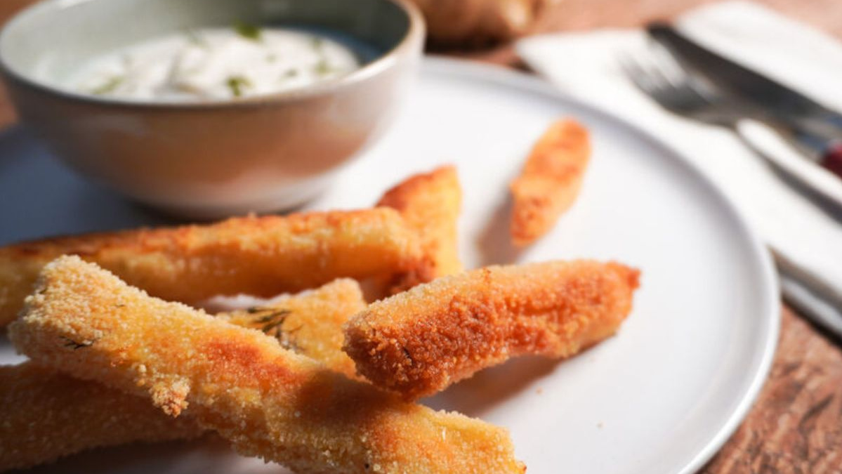 KI generiert: Das Bild zeigt eine Schüssel mit einem bunten Salat aus Rote-Bete-Scheiben, Karottenstreifen, Feldsalat, gehackten Nüssen und einem Klecks Sahne oder Joghurt in der Mitte. Der Salat liegt auf einem Holztisch.