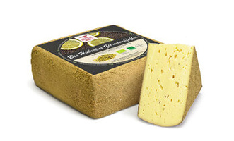 KI generiert: Ein Laib Käse mit angeschnittenem Stück. Text: "Ein Hohenzeil Kräuterrebellion".