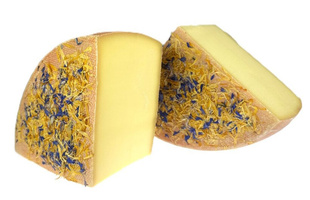 KI generiert: Ein halber Laib Käse mit Blumen auf der Rinde, in zwei Teile geschnitten.