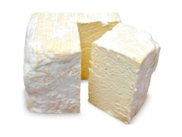 KI generiert: Ein großes Stück weicher, weißer Käse, teilweise angeschnitten.