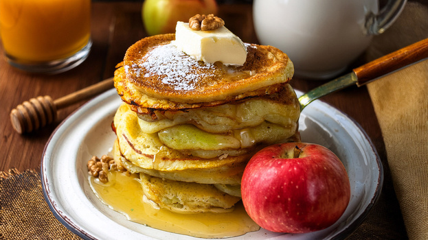 Rezeptbild für Kleine Pfannkuchen mit Apfel-Honig-Ragout