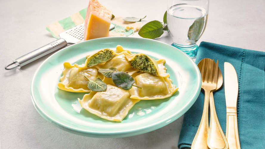 Rezeptbild für Spinattaschen mit Champignon-Rahmsoße