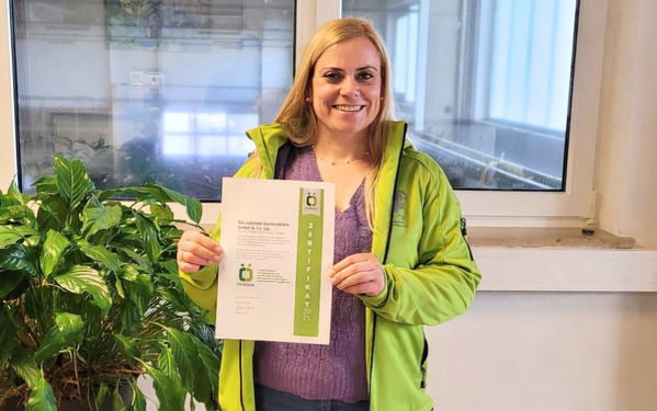 KI generiert: Das Bild bewirbt das 30-jährige Jubiläum eines Unternehmens und bietet die Chance, 30 Mal 3 Gewürzmischungen zu gewinnen. Es zeigt zudem eine Speise als Anregung, mit den bereitgestellten Rezepten zu kochen.