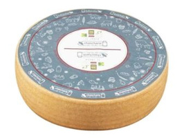 KI generiert: Ein ganzer runder Laib Käse mit blau-weißem Etikett. Text: "ÖMA BIO / Käserei Zurwies / Naturland".