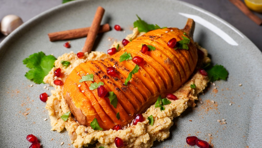 Rezeptbild für Butternut-Ofenkürbis auf Zimt-Hummus