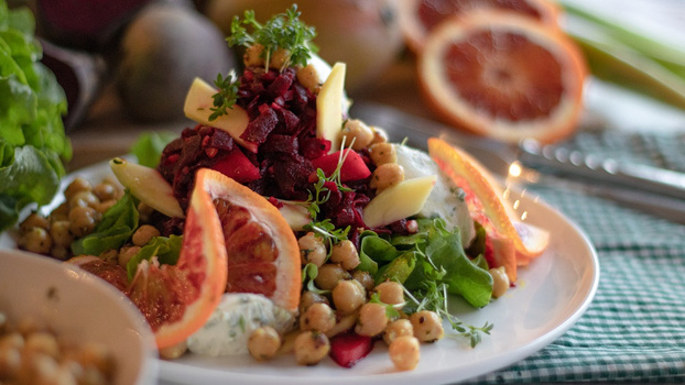 Rezeptbild für  Lauwarmer Rote Bete-Mango-Salat, Kressecreme und Kichererbsen