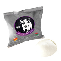 KI generiert: Verpackung von Mozzarella di Bufala mit einer Mozzarellakugel daneben. Text: "Mozzarella di Bufala Campana".