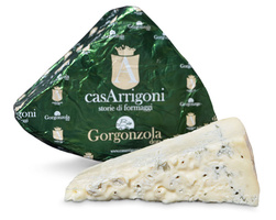 KI generiert: Ein Stück Gorgonzola-Käse, teilweise in grüner Folie von "casArrigoni" verpackt.