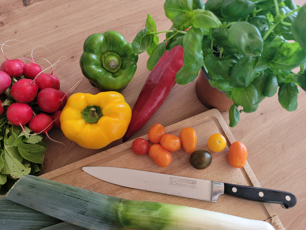 KI generiert: Das Bild bewirbt das 30-jährige Jubiläum eines Unternehmens und bietet die Chance, 30 Mal 3 Gewürzmischungen zu gewinnen. Es zeigt zudem eine Speise als Anregung, mit den bereitgestellten Rezepten zu kochen.