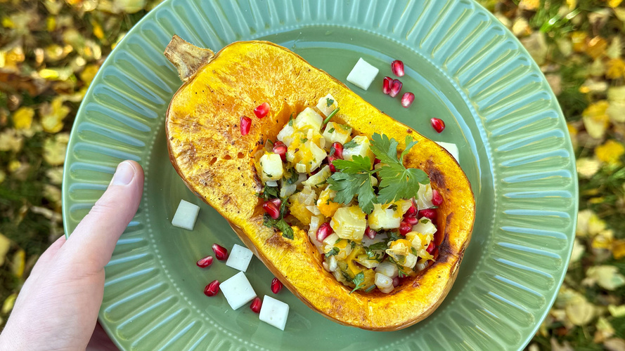 Rezeptbild für Gefüllter Butternut mit Ziegenkäse und Granatapfel