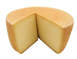 KI generiert: Ein runder Käselaib, angeschnitten, zeigt die Innenseite mit glatter, gelblicher Textur.