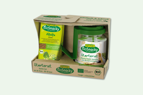 KI generiert: Starterset mit Bio-Alfalfa-Samen und Sprossenglas von Rapunzel bioSnacky. Text: "Starterset, Alfalfa".