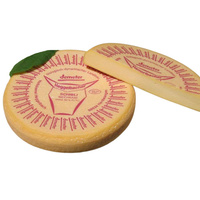 KI generiert: Ein Laib und ein angeschnittenes Stück Käse mit dem Aufdruck "demeter" und "Heggelbacher SCHIBLI WEICHKÄSE".
