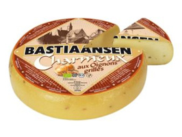 KI generiert: Ein runder Käse mit einem abgeschnittenen Stück. Text: "BASTIAANSEN Charmeux aux Oignons grillés".