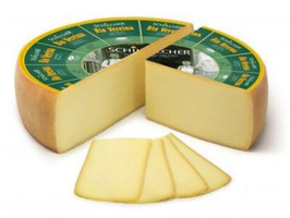 KI generiert: Das Bild zeigt ein großes Käsestück mit einem herausgeschnittenen Teil, wodurch die gelbliche Innenstruktur sichtbar wird. Der Hauptinhalt des Bildes ist der Käse.