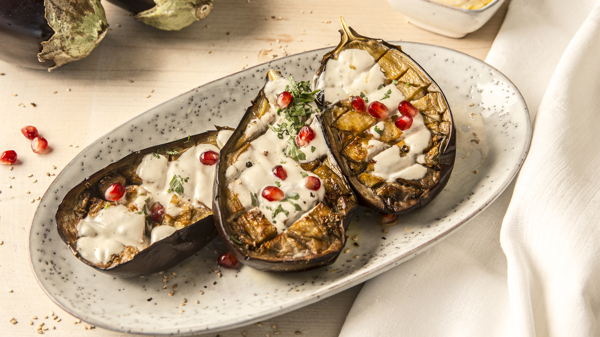 KI generiert: Das Bild zeigt eine Schüssel mit einem bunten Salat aus Rote-Bete-Scheiben, Karottenstreifen, Feldsalat, gehackten Nüssen und einem Klecks Sahne oder Joghurt in der Mitte. Der Salat liegt auf einem Holztisch.