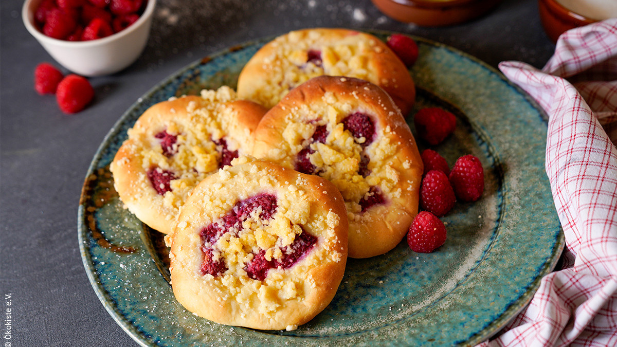 KI generiert: Das Bild zeigt eine Schüssel mit einem bunten Salat aus Rote-Bete-Scheiben, Karottenstreifen, Feldsalat, gehackten Nüssen und einem Klecks Sahne oder Joghurt in der Mitte. Der Salat liegt auf einem Holztisch.