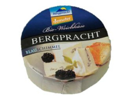 KI generiert: Verpackung von Bio-Weichkäse "BERGPRACHT" mit Blauschimmel, Dekor mit Käse und Brombeeren.