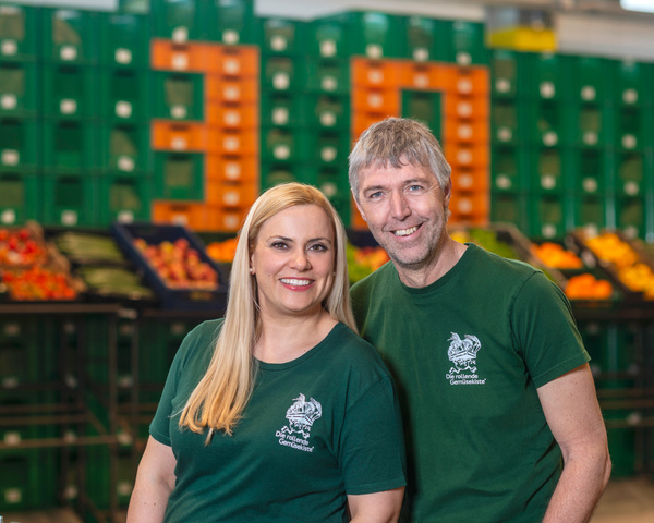 Ein Foto zeigt Carina Hahn und Hermann Haas-Hübsch (Geschäftsführer) vor einem Regal mit Bio-Produkten. Sie lächeln freundlich in die Kamera. Im Hintergrund sind Regale mit verschiedenen Produkten zu sehen, die auf eine natürliche und nachhaltige Präsentation hindeuten.