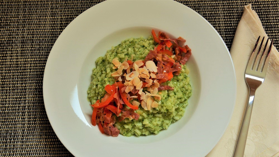 Rezeptbild für Petersilien-Risotto mit Chorizo-Salami