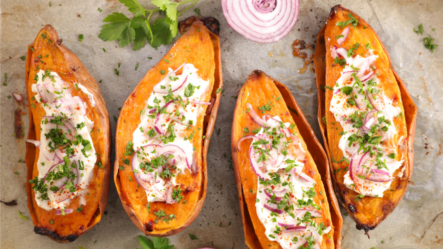 Rezeptbild für Überbackene Süßkartoffel mit Salat