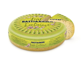 KI generiert: Das Bild zeigt ein großes Käsestück mit einem herausgeschnittenen Teil, wodurch die gelbliche Innenstruktur sichtbar wird. Der Hauptinhalt des Bildes ist der Käse.