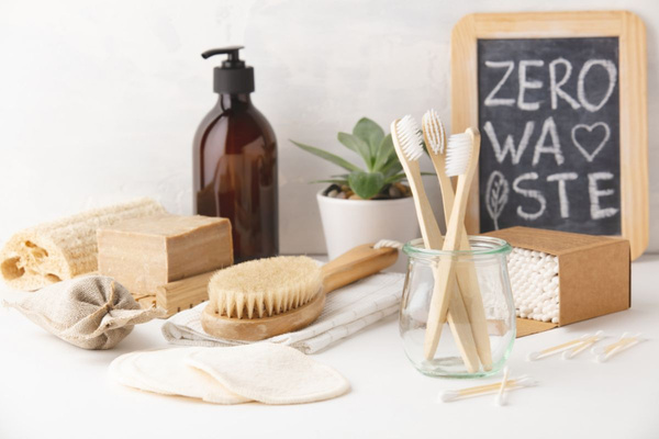 KI generiert: Zero-Waste-Produkte auf einem Tisch: Bambuszahnbürsten, Naturseife, Bürste, Tafel mit "ZERO WASTE", Pflanzen.