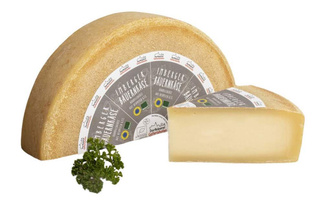 KI generiert: Halber Laib und Stück Käse, Etikett: "Imberger Bauernkäse". Petersilie als Dekoration.