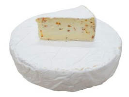 KI generiert: Ein runder Weichkäse, teilweise aufgeschnitten, liegt auf weißem Hintergrund.