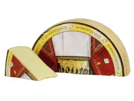 KI generiert: Ein Käselaib und ein Stück davon mit der Aufschrift "Bio Bergbauernkäse".