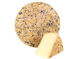 KI generiert: Ein runder, mit Blumen bedeckter Käse und ein abgeschnittener Keil davon auf weißem Hintergrund.