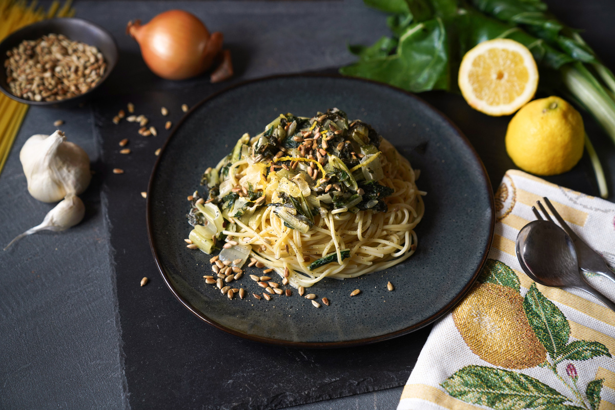 KI generiert: Das Bild zeigt eine Schüssel mit einem bunten Salat aus Rote-Bete-Scheiben, Karottenstreifen, Feldsalat, gehackten Nüssen und einem Klecks Sahne oder Joghurt in der Mitte. Der Salat liegt auf einem Holztisch.