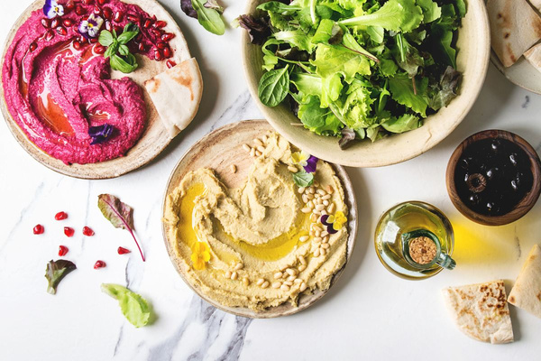 KI generiert: Das Bild bewirbt das 30-jährige Jubiläum eines Unternehmens und bietet die Chance, 30 Mal 3 Gewürzmischungen zu gewinnen. Es zeigt zudem eine Speise als Anregung, mit den bereitgestellten Rezepten zu kochen.