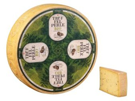 KI generiert: Hauptinhalt: Drei Bio-Pflaumen in Folie. Text: "TREI PERLE BIO".