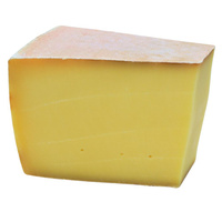 KI generiert: Ein Stück gelber Käse mit brauner Rinde, minimalistische Präsentation.