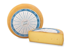 KI generiert: Das Bild zeigt ein Stück Blauschimmelkäse. Der Käse hat eine helle Farbe mit blauen Adern.