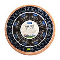 KI generiert: Ein runder Laib Käse mit dem Aufdruck "GIPFELSTOLZ" und blumigen Mustern auf dem Etikett.