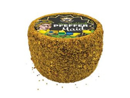 KI generiert: Ein ganzer Laib Käse mit Pfefferkruste. Text: "PFEFFER Maid".