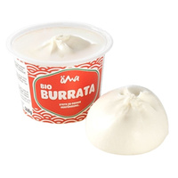KI generiert: Eine Packung Bio-Burrata von oma, daneben eine Kugel Burrata. Text: "BIO BURRATA STEHT ZU DEINER VERFÜHRUNG."