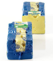 KI generiert: Zwei eingepackte Käsestücke, blau verpackt. Text: "Der Milde".