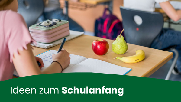 KI generiert: Eine Schülerin schreibt im Heft, Obst liegt daneben. Text: "Ideen zum Schulanfang".