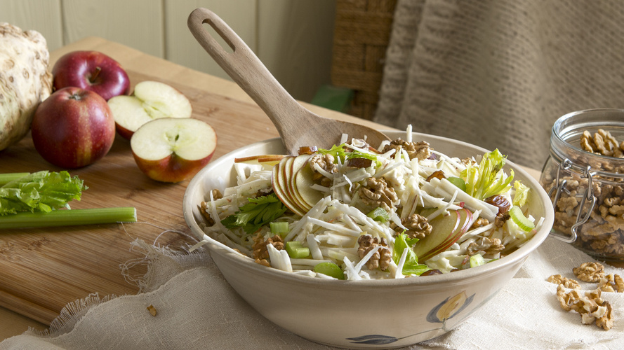 Rezeptbild für Waldorfsalat mit Datteln, Walnüssen und hausgemachter Mayonnaise