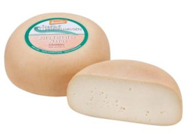 KI generiert: Ein Laib Käse, teilweise aufgeschnitten. Text: "Gut Langwied... Bergbauernkäse".