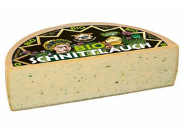 KI generiert: Ein halbes Stück Bio-Schnittlauchkäse. Text: "BIO SCHNITTLACH".