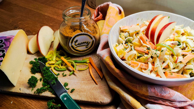 Rezeptbild für Fruchtig-scharfer Apfel-Lauch-Salat mit Käsewürfeln