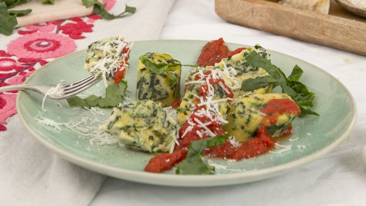 KI generiert: Das Bild zeigt eine Schüssel mit einem bunten Salat aus Rote-Bete-Scheiben, Karottenstreifen, Feldsalat, gehackten Nüssen und einem Klecks Sahne oder Joghurt in der Mitte. Der Salat liegt auf einem Holztisch.