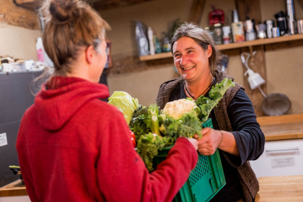 KI generiert: Das Bild bewirbt das 30-jährige Jubiläum eines Unternehmens und bietet die Chance, 30 Mal 3 Gewürzmischungen zu gewinnen. Es zeigt zudem eine Speise als Anregung, mit den bereitgestellten Rezepten zu kochen.