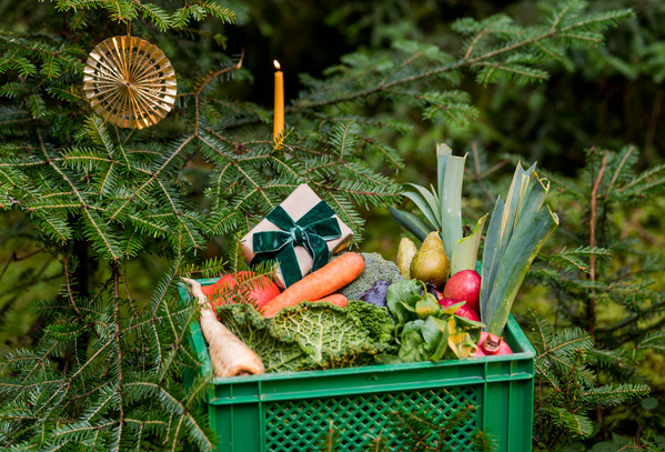 KI generiert: Das Bild bewirbt das 30-jährige Jubiläum eines Unternehmens und bietet die Chance, 30 Mal 3 Gewürzmischungen zu gewinnen. Es zeigt zudem eine Speise als Anregung, mit den bereitgestellten Rezepten zu kochen.