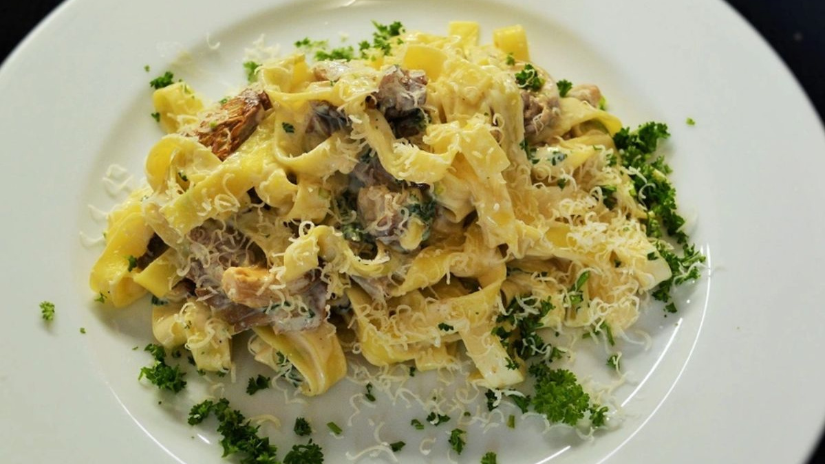 KI generiert: Das Bild zeigt eine Schüssel mit einem bunten Salat aus Rote-Bete-Scheiben, Karottenstreifen, Feldsalat, gehackten Nüssen und einem Klecks Sahne oder Joghurt in der Mitte. Der Salat liegt auf einem Holztisch.